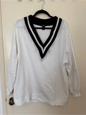 H&M black and White V-Neck sweater
